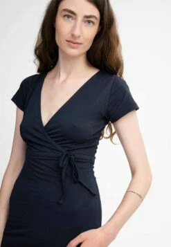 Mela Langes Fairtrade V-Neck Kleid Shreoshi - Navy -Grundstoff Verkaufsladen kleid wickeloptik navy mela fairtrade bio baumwolle shreoshi nvy 1280x1280