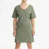 Mela Fairtrade V-Neck Kleid Janitra - Thymian 2 Mela Fairtrade V-Neck Kleid Janitra - Thymian -Grundstoff Verkaufsladen kurzes jersey kleid v ausschnitt khaki thymian nachhaltig fair bio janitra thy 1280x1280