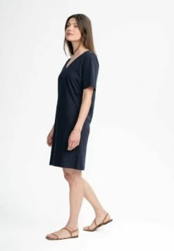 Mela Fairtrade V-Neck Kleid Janitra - Navy 9 Mela Fairtrade V-Neck Kleid Janitra - Navy -Grundstoff Verkaufsladen kurzes kleid v ausschnitt navyblau nachhaltig fairtrade janitra nvy 1280x1280
