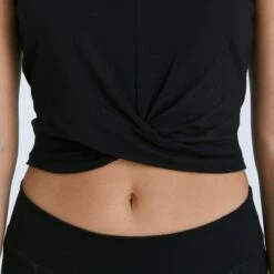 Twist Tanktop Aus Bio-Baumwolle & Modal - Black -Grundstoff Verkaufsladen kurzes top twist detail schwarz black bio baumwolle modal atmungsaktiv nachhaltig 1217 01 1280x1280