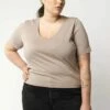 Mela Fairtrade V-Neck Shirt Lali Aus Bio-Baumwolle - Taupe -Grundstoff Verkaufsladen laessig geschnittenes T Shirt MELA Lali V neck taupe 1280x1280