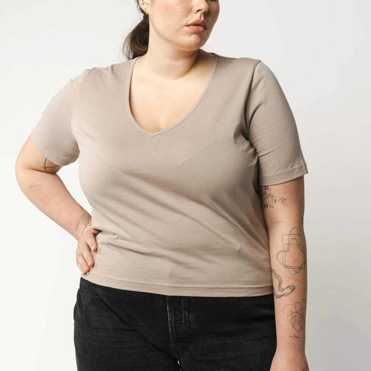 Mela Fairtrade V-Neck Shirt Lali Aus Bio-Baumwolle - Taupe 3 Mela Fairtrade V-Neck Shirt Lali Aus Bio-Baumwolle - Taupe