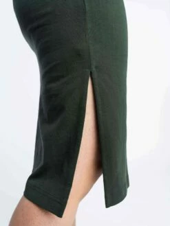 Mela Fairtrade Jersey-Kleid Latika Aus Bio-Baumwolle - Dunkelgrün -Grundstoff Verkaufsladen langer Seitenschlitz fuer Beweglichkeit Latika dagr 1280x1280