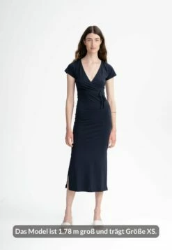 Mela Langes Fairtrade V-Neck Kleid Shreoshi - Navy -Grundstoff Verkaufsladen langes kleid wickeloptik schleife navyblau fairtrade bio baumwolle shreoshi nvy 1280x1280