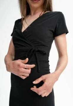 Mela Langes Fairtrade V-Neck Kleid Shreoshi - Schwarz -Grundstoff Verkaufsladen langes schwarzes kleid wickeloptik schelife fair hergestellt vegan bio shreoshi bla 1280x1280