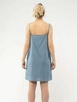 Mela Fairtrade Träger-Kleid Majandra Aus Bio-Baumwolle - Blue Chambray -Grundstoff Verkaufsladen majandra bcha 02 sommerlich leichtes Spaghettitraeger Kleid aus zertifizierter Bio Baumwolle blue chambray 1280x1280