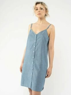 Mela Fairtrade Träger-Kleid Majandra Aus Bio-Baumwolle - Blue Chambray -Grundstoff Verkaufsladen majandra bcha 04 oekofaires Kleid mit zarten Traegern und Knopfleiste mit Steinnussknoepfen vegan nachhaltig 1280x1280