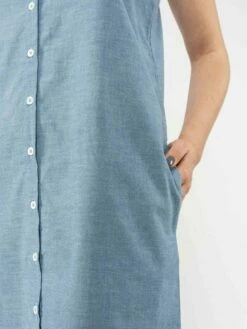 Mela Fairtrade Träger-Kleid Majandra Aus Bio-Baumwolle - Blue Chambray -Grundstoff Verkaufsladen majandra bcha 05 veganes Traegerkleid mit Seitentaschen aus reiner Bio Baumwolle blue chambray 1280x1280