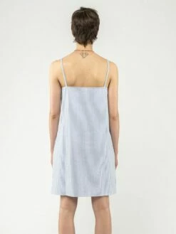 Mela Fairtrade Träger-Kleid Majandra Aus Bio-Baumwolle - Blue Stripes -Grundstoff Verkaufsladen majandra blstr 02 leichtes Sommerkleid blau weiss gestreift Rueckansicht fair und nachhaltig produziert von Melawear 1280x1280