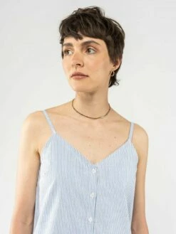 Mela Fairtrade Träger-Kleid Majandra Aus Bio-Baumwolle - Blue Stripes -Grundstoff Verkaufsladen majandra blstr 04 Spaghettitraeger Kleid mit V Ausschnitt und Knopfleiste blau weiss gestreift vegan und fair 1280x1280