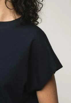 Mela Fairtrade T-Shirt Madhu Aus Bio-Baumwolle - Navy 10 Mela Fairtrade T-Shirt Madhu Aus Bio-Baumwolle - Navy -Grundstoff Verkaufsladen mela shirt madhu navyblau frauen biobaumwolle 121 100 nvy 1280x1280