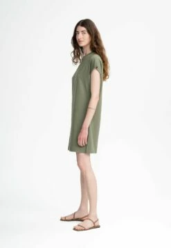 Mela Fairtrade Jersey-Kleid Sunea Aus Bio-Baumwolle - Thymian -Grundstoff Verkaufsladen mela tshirtkleid khaki sunea nachhaltig fair hergestellt 121 500 thy 1280x1280