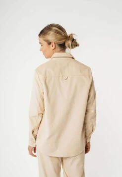 Mela Fairtrade Cord Overshirt Jiya Aus Bio-Baumwolle - Mandel -Grundstoff Verkaufsladen nachhaltige Kord Hemd Jacke jiya alm 1280x1280