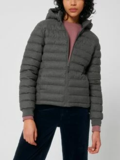 Steppjacke Aus Recyceltem Polyester - Deep Metal Heather Grey -Grundstoff Verkaufsladen nachhaltige Mode fuer kuehle Tage W897 094 1280x1280
