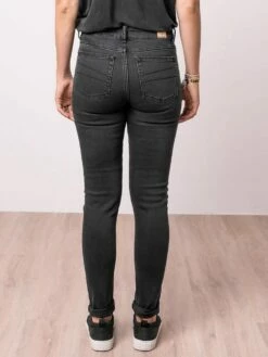 Slim Fit Jeans Aus Bio-Baumwolle - Black Washed -Grundstoff Verkaufsladen nachhaltige schwarze jeans frauen biologisch abbaubares elastan 890rt 1280x1280