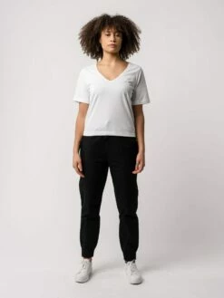 Mela Fairtrade V-Neck Shirt Lali Aus Bio-Baumwolle - Weiß -Grundstoff Verkaufsladen nachhaltiges T Shirt Bio vegan Lali V Neck white 1280x1280