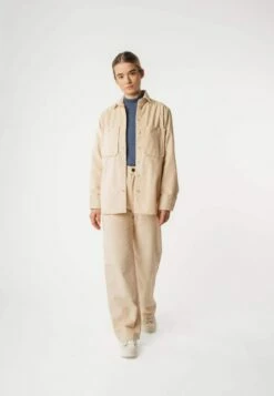 Mela Fairtrade Cord Overshirt Jiya Aus Bio-Baumwolle - Mandel -Grundstoff Verkaufsladen oekofair Overshirt mandel MELA jiya alm 1280x1280