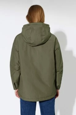 Theba Padded - Winterjacke Aus Bio-Baumwolle & Recyceltem Nylon - Oliv 9 Theba Padded - Winterjacke Aus Bio-Baumwolle & Recyceltem Nylon - Oliv -Grundstoff Verkaufsladen oekofaire winterjacke weit geschnitten J136CN02 oliv 1280x1280