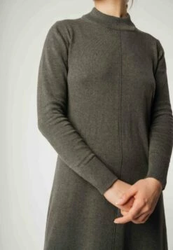 Fairtrade Feinstrick-Kleid Harleen Aus Bio-Baumwolle - Grün Melange -Grundstoff Verkaufsladen oekofaires Strickkleid MELA vegan harleen greem 1280x1280