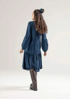 Kleid Aus Bio-Baumwolle Und Viskose - Indigo Patch -Grundstoff Verkaufsladen rueckansicht midikleid vegan faire herstellung 68535 107 1280x1280