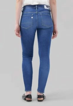 Skinny Fit Jeans Skyler - Pure Blue -Grundstoff Verkaufsladen rueckansicht mud jeans nachhaltige denim hosen damen skyler pureblue 1280x1280