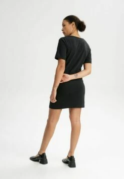 Mela Fairtrade V-Neck Kleid Janitra - Schwarz -Grundstoff Verkaufsladen rueckansicht schwarzes t shirt kleid mela janitra bla 1280x1280