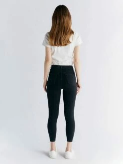 Skinny Fit Cropped Jeans Aus Bio-Baumwolle & Modal - Carbon Gray -Grundstoff Verkaufsladen schwarze damen jeans model rueckansicht WS1015 145 1280x1280