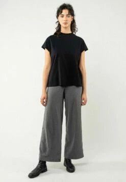 Mela Fairtrade T-Shirt Madhu Aus Bio-Baumwolle - Schwarz -Grundstoff Verkaufsladen schwarzes fairtrade shirt damen madhu black 1280x1280