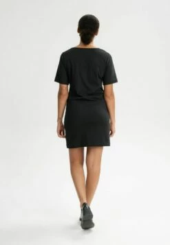 Mela Fairtrade V-Neck Kleid Janitra - Schwarz -Grundstoff Verkaufsladen schwarzes v ausschnitt kleid gots zertifiziert nachhaltig janitra bla 1280x1280