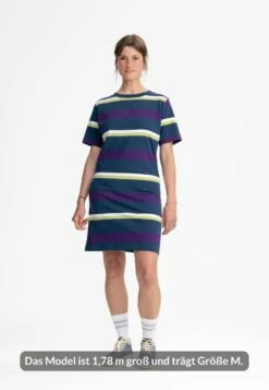 Mela Schweres Fairtrade T-Shirt Kleid Shrishti - Lila Gestreift -Grundstoff Verkaufsladen schweres t shirt kleid lila gestreift blau gelb weiss gots zertifizierte bio baumwolle shrishti pur str 1280x1280