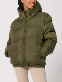 Oversized Unisex Puffer Jacket Aus Recyceltem Polyester - British Khaki -Grundstoff Verkaufsladen stylische Winterjacke Recycelmaterial U840 008 1280x1280