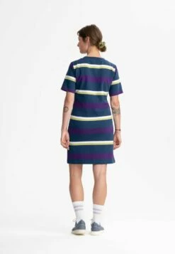 Mela Schweres Fairtrade T-Shirt Kleid Shrishti - Lila Gestreift -Grundstoff Verkaufsladen t shirt kleid gestreift schwerer stoff mela purple stripes vegan fair nachhaltig shrishti pur str 1280x1280