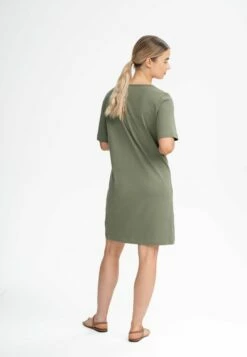 Mela Fairtrade V-Neck Kleid Janitra - Thymian 10 Mela Fairtrade V-Neck Kleid Janitra - Thymian -Grundstoff Verkaufsladen t shirt kleid khaki fairtrade bio baumwolle vegan janitra thy 1280x1280