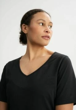 Mela Fairtrade V-Neck Kleid Janitra - Schwarz -Grundstoff Verkaufsladen t shirt kleid schwarz fair nachhaltig vegan damen janitra bla 1280x1280