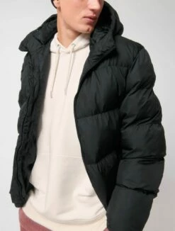 Oversized Unisex Puffer Jacket Aus Recyceltem Polyester - Black -Grundstoff Verkaufsladen vegane Winterjacke aus reinem Recycelmaterial U840 002 1280x1280