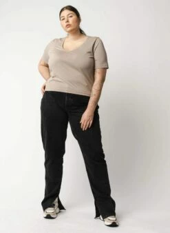 Mela Fairtrade V-Neck Shirt Lali Aus Bio-Baumwolle - Taupe 9 Mela Fairtrade V-Neck Shirt Lali Aus Bio-Baumwolle - Taupe -Grundstoff Verkaufsladen veganes Damenshirt V Ausschnitt Lali V neck taupe 1280x1280