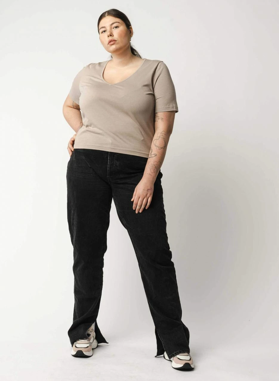 Mela Fairtrade V-Neck Shirt Lali Aus Bio-Baumwolle - Taupe 6 Mela Fairtrade V-Neck Shirt Lali Aus Bio-Baumwolle - Taupe – Bild 4