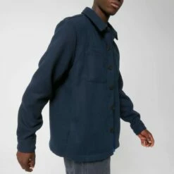 Unisex Twill Overshirt Aus Recyceltem Polyester - French Navy 21 Unisex Twill Overshirt Aus Recyceltem Polyester - French Navy -Grundstoff Verkaufsladen veganes Overshirt dunkelblau U845 727 1280x1280