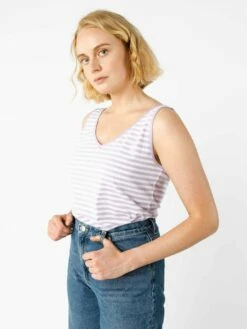 Mela Fairtrade V-Neck Top Pina Aus Bio-Baumwolle - Lilac / Weiß Gestreift -Grundstoff Verkaufsladen veganes Top V Ausschnitt MELA 151 102 lila wht 1280x1280