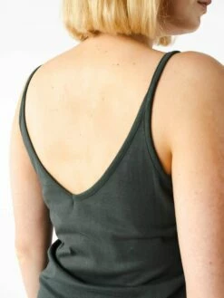 Mela Fairtrade Trägerkleid Sadhana Aus Bio-Baumwolle - Dunkelgrün 12 Mela Fairtrade Trägerkleid Sadhana Aus Bio-Baumwolle - Dunkelgrün -Grundstoff Verkaufsladen veganes Traegerkleid V Ausschnitt Sadhana dagr 1280x1280